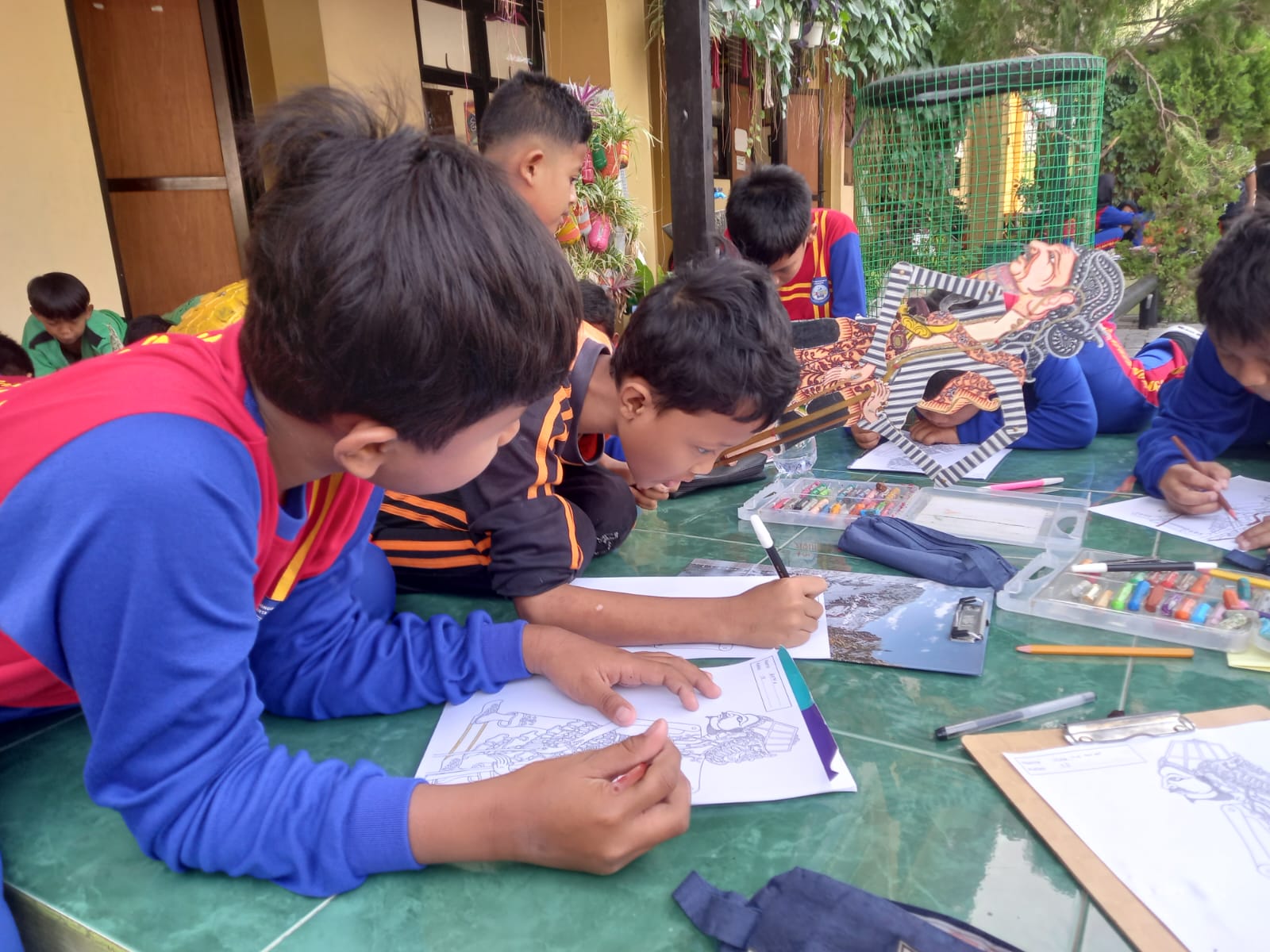 Ratusan Siswa SD di Solo Belajar Wayang Babad Kartasura Lewat Aksi Mewarnai Bersama