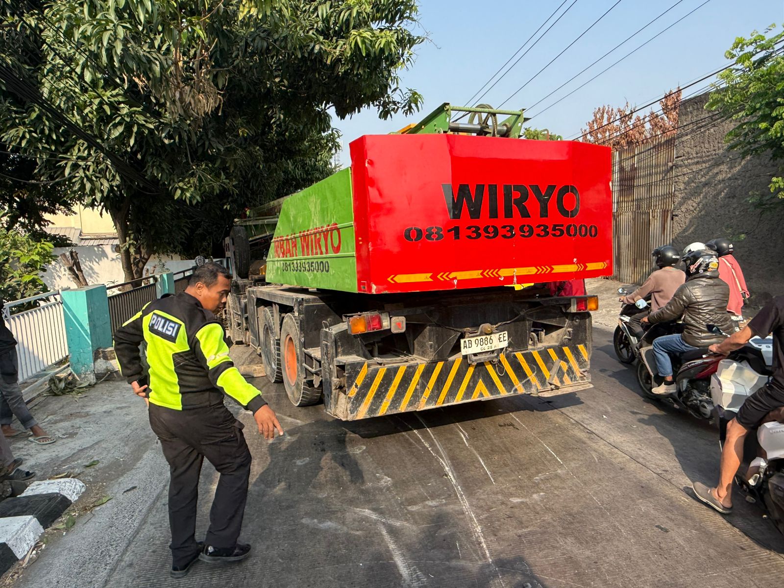 Diduga Rem Blong, Mobil Crane Tabrak Empat Motor di Jalan Sumpah Pemuda Solo
