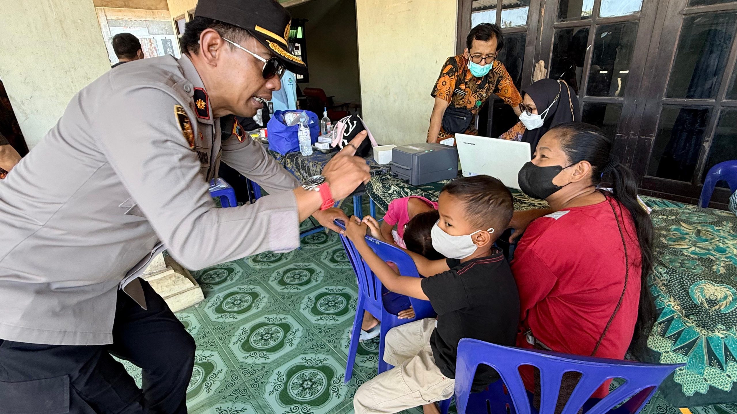 Dampingi Pengungsi, Kapolsek Jebres Pantau Pemeriksaan Kesehatan Warga
