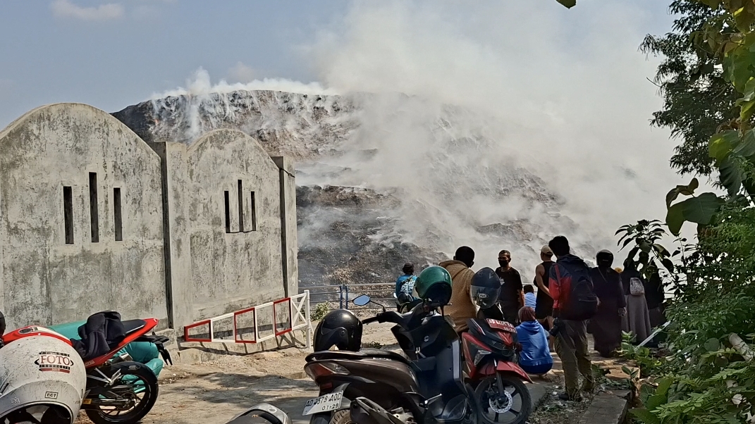 Putri Cempo Terus Dipadamkan, Respati Tambah Water Bombing dan Ajukan Modifikasi Cuaca