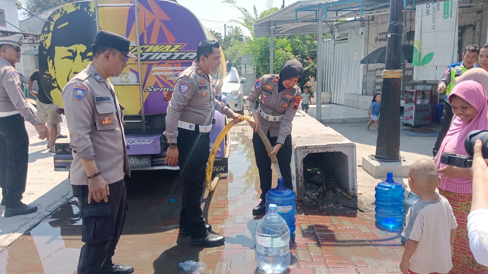 HUT Polantas ke-71, Sat Lantas Polresta Surakarta Salurkan 16 Ribu Liter Air Bersih ke Warga Mojo