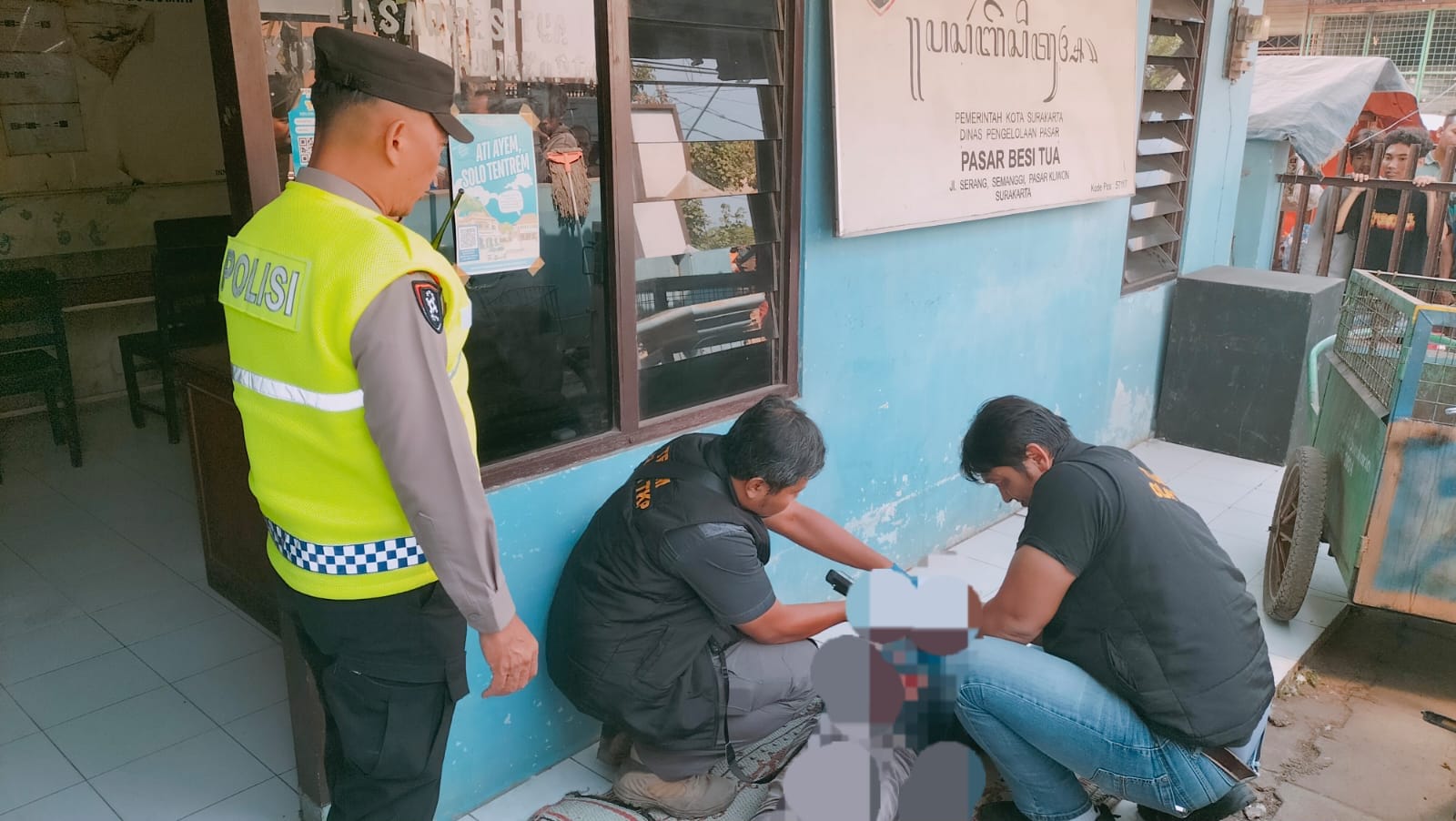 Pria Tanpa Identitas Ditemukan Meninggal di Teras Kantor Pasar Besi Tua